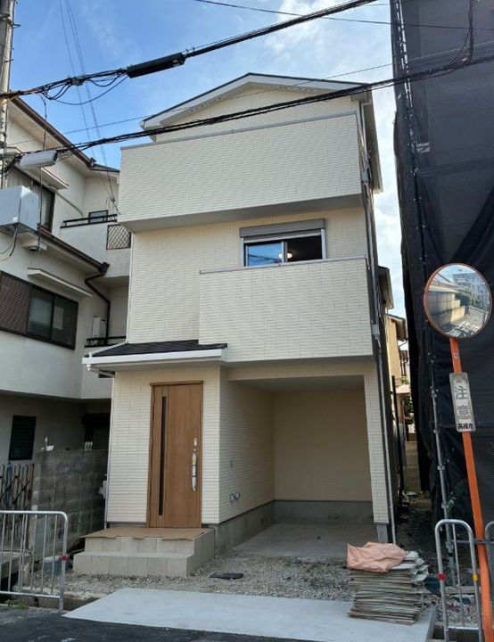 ファミリエ如是Ａ棟 3階建