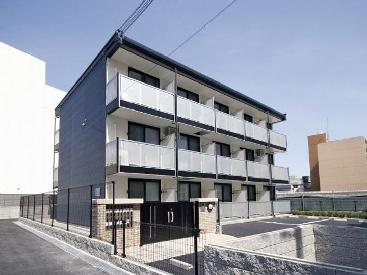 レオパレスハイムモーリー 3階建