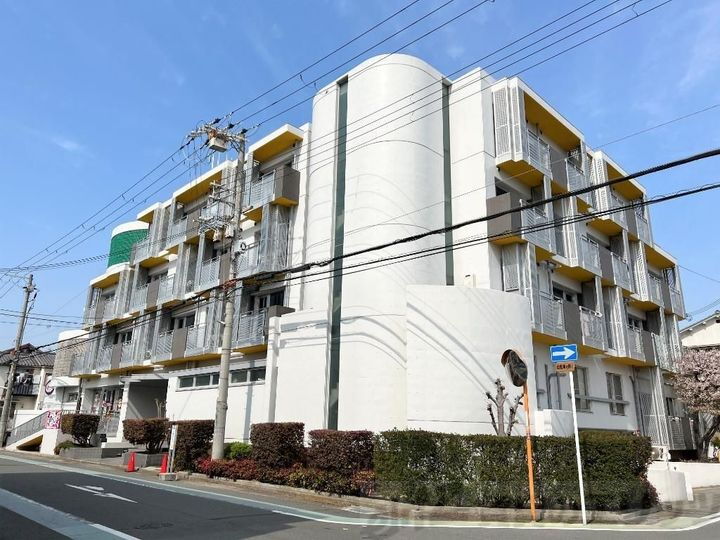 メイト緑地公園 4階建