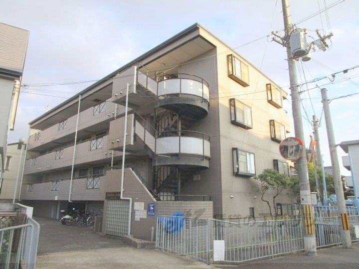 センチュリー摂津 4階建