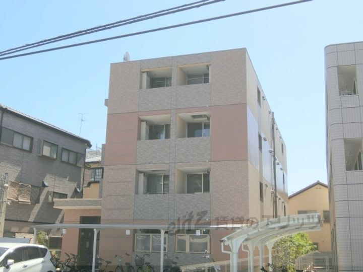 グレンツェン茨木 4階建