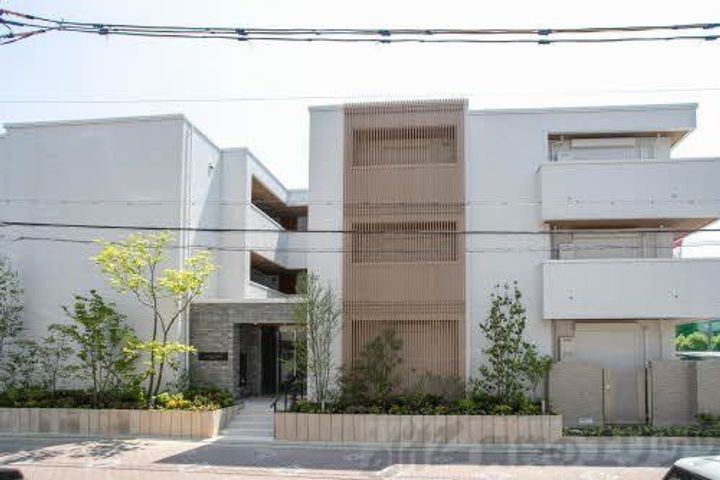 ＬＵＭＩＥＲＥ　ＩＲＩＳＥ 3階建