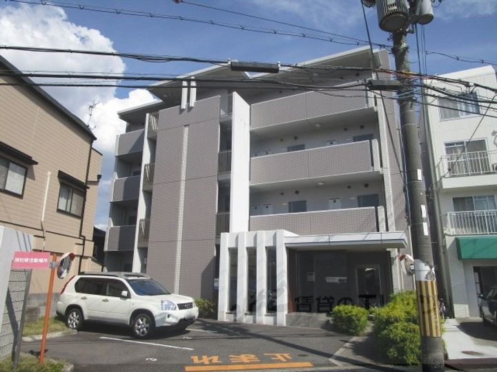 リラクシア千里 4階建