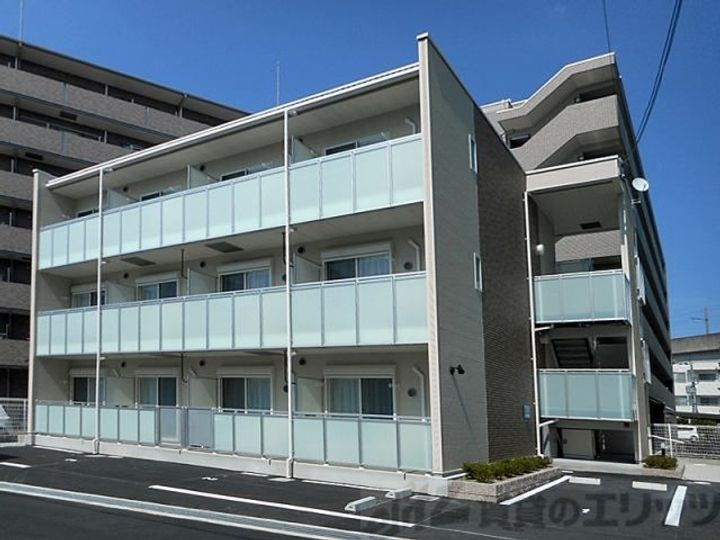 レオネクスト南茨木 3階建