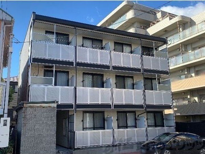 レオパレス千里山東 3階建