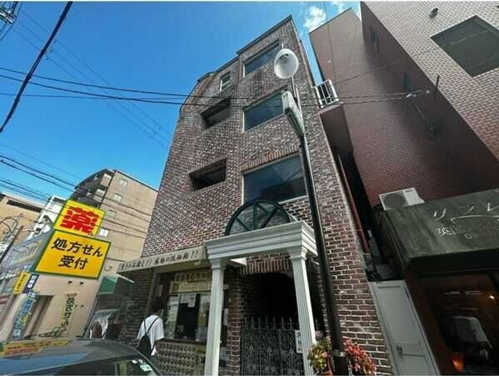 アールズコート 4階建