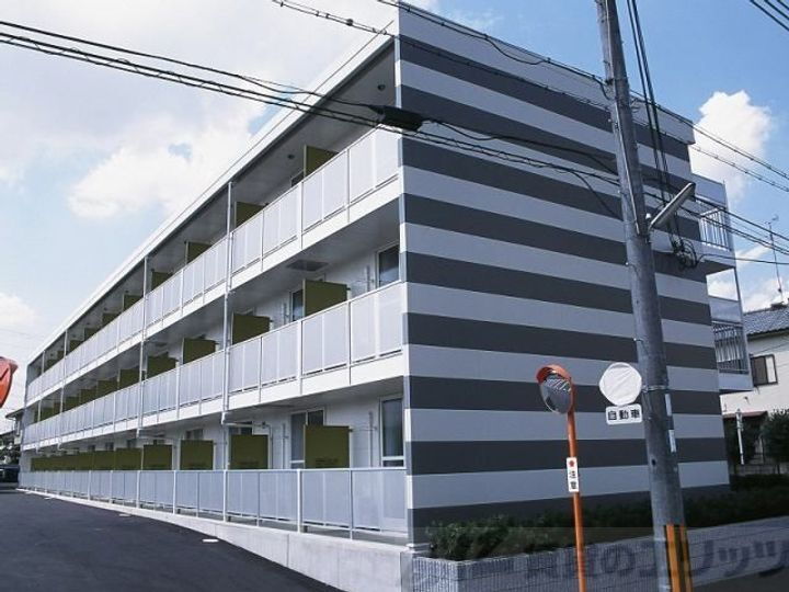 レオパレスリビエールブランシェ 3階建