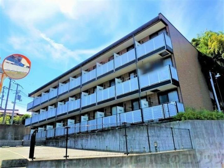 レオパレスグリチネ 3階建