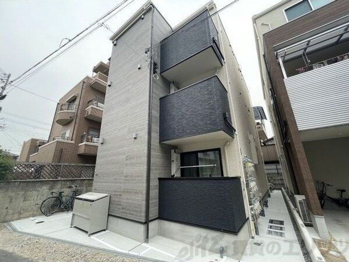 ＲＥＧＩＡ　ＯＳＡＫＡ　ＣＩＴＹ　ＫＯＭＡＴＳＵ 3階建