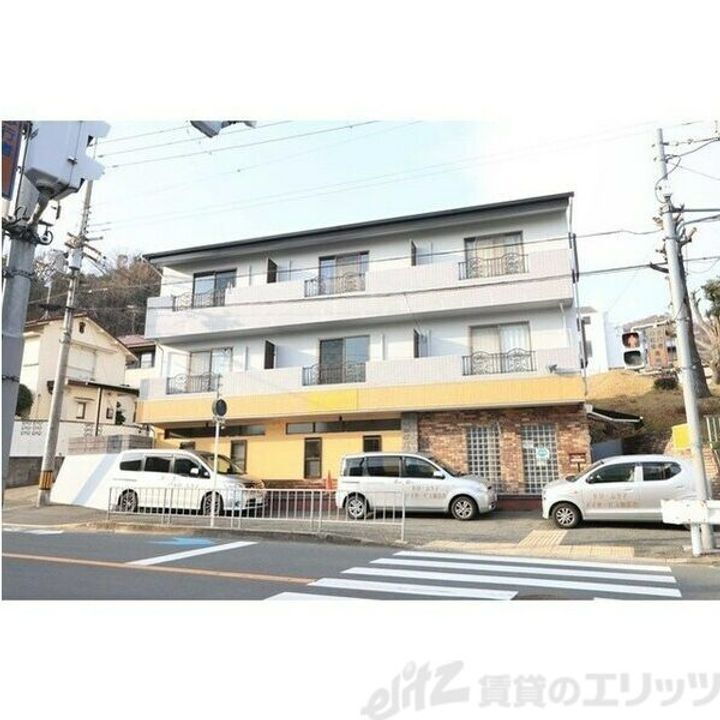 パイン箕面 3階建