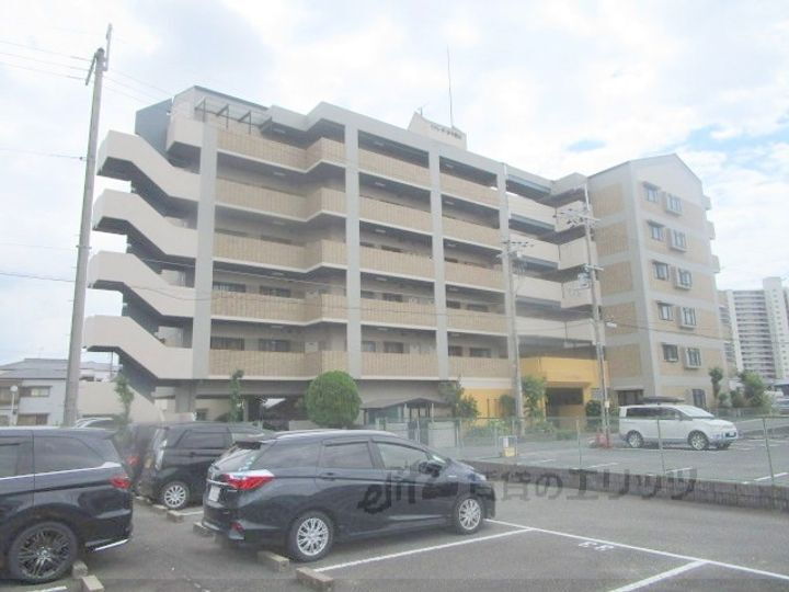リバーサイド千里丘 6階建