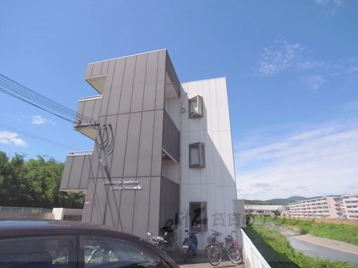 シャトーボヌゥール郡家本町 3階建