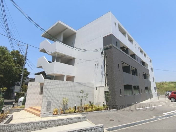 カンパーニュ　アウローラ 4階建