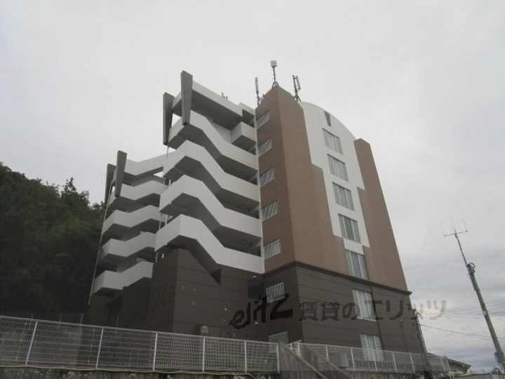 リアライズ高槻 7階建
