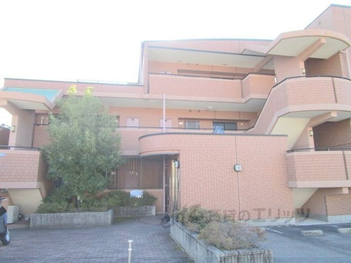 グランドリー高槻 3階建