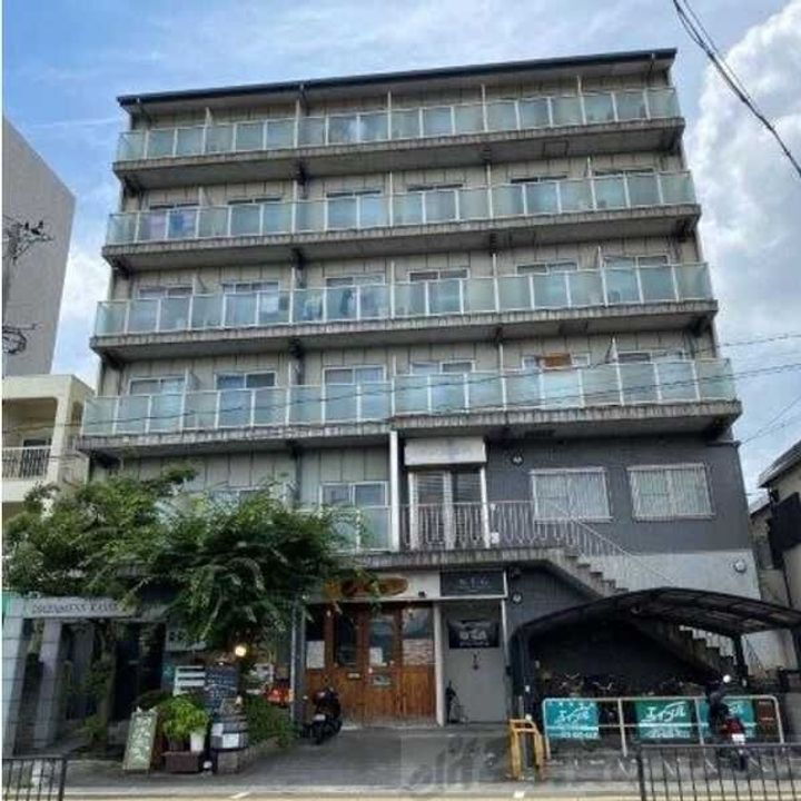 ドロメンス　カセ　三番館 6階建
