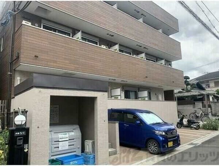 プルメリア江坂 3階建