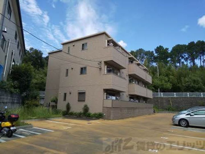 エスポワールアイ北春日丘ＩＩ 3階建