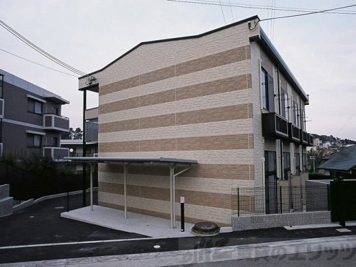 レオパレス南春日丘 2階建