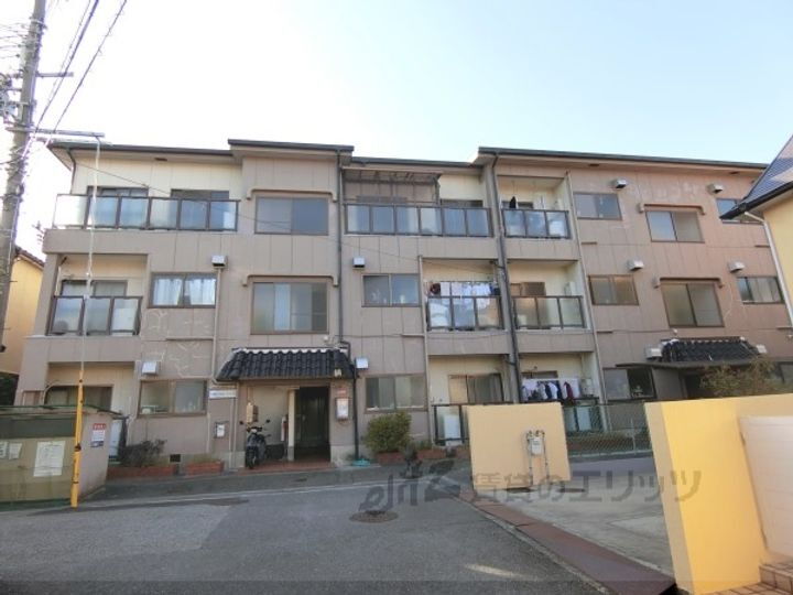 上穂ロイヤルハイツ 3階建