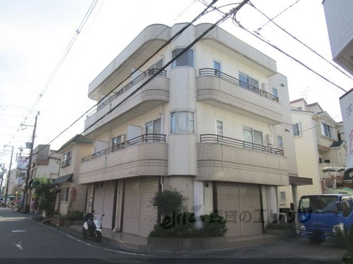 アンフィニィ・上牧 3階建