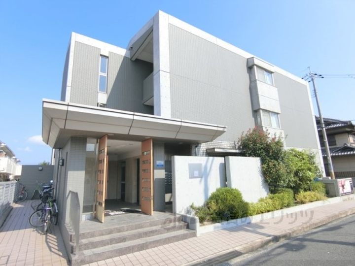 ジャルダン平田 3階建
