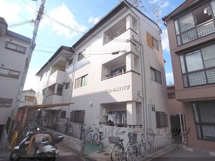 フローレスハイツ 3階建