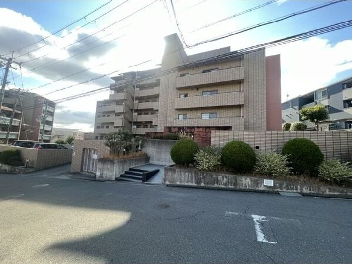 トレ・ビバース上山手公園Ｉ 6階建