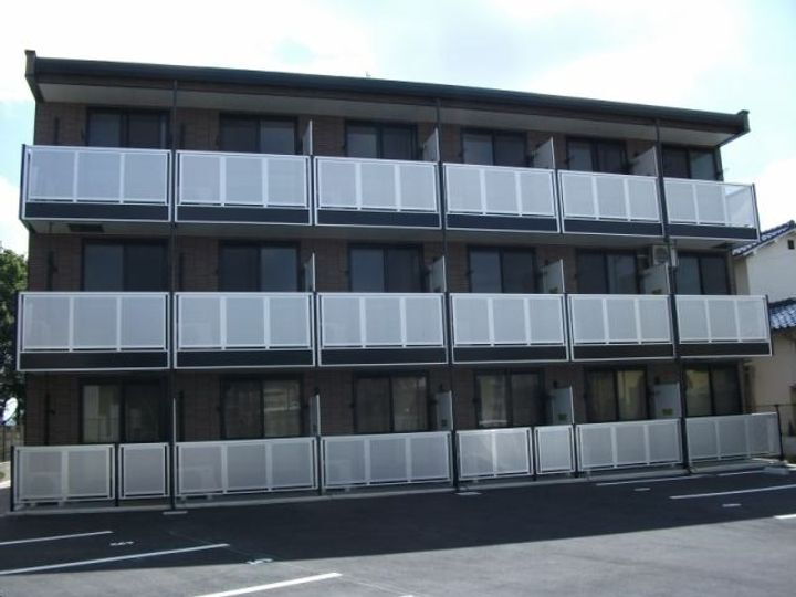 レオパレスドリームハイツ氷室 3階建