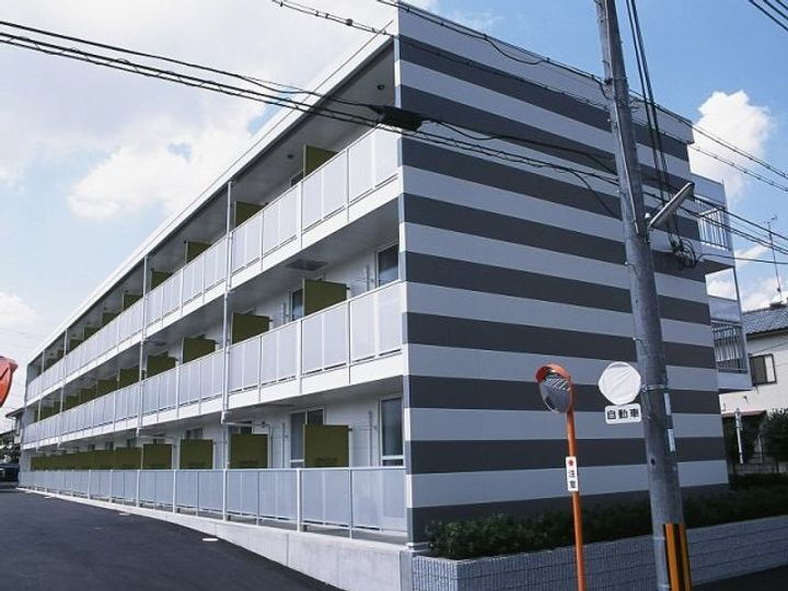 レオパレスリビエールブランシェ 3階建