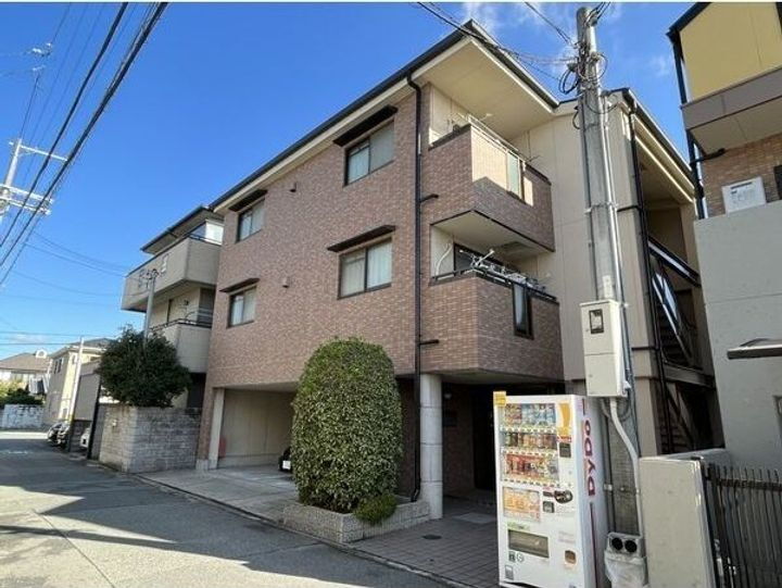 エランドール江坂 3階建