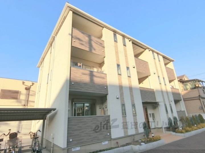 プラシードアロッジオ 3階建