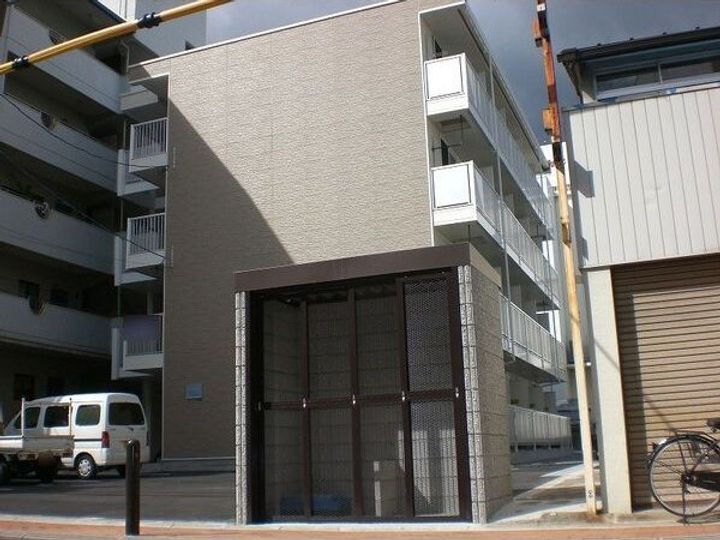 レオパレス南金田 4階建