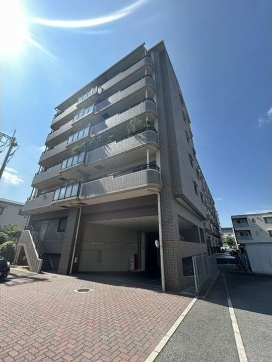 ラフィーネ南茨木 7階建