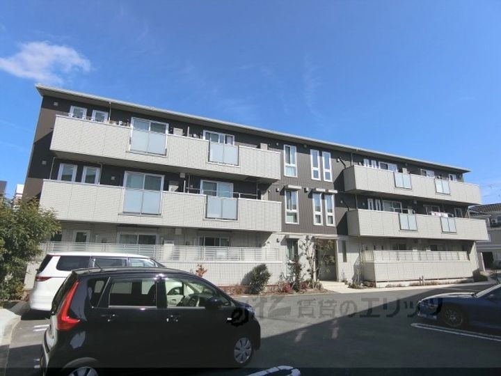 メゾンドォール・サライ 3階建