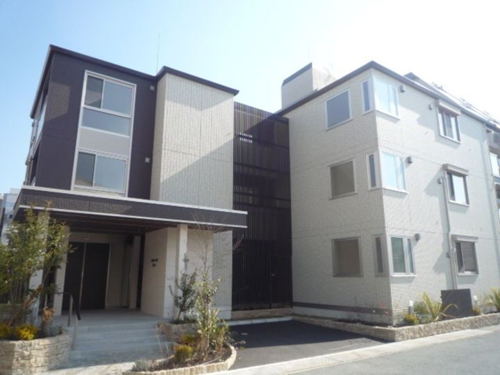 ルリエ江坂 3階建