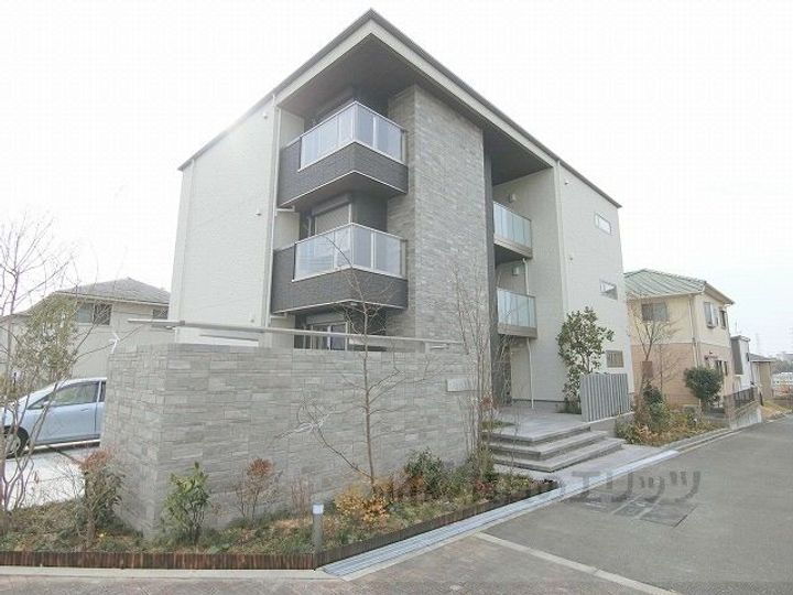 フルール　ドゥ　ソレイユ 3階建