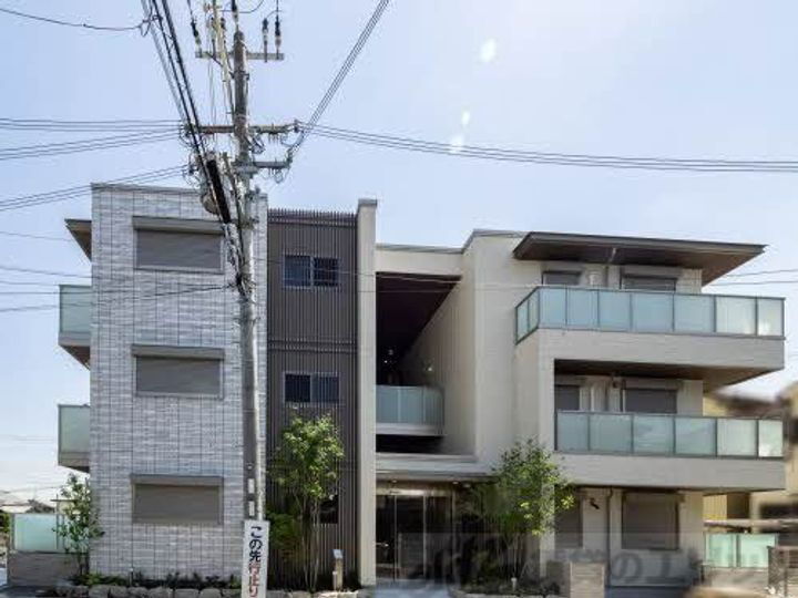 シャーメゾン　リーゾス 3階建