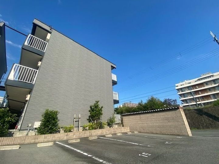 レオパレスソレイユ　箕面 3階建