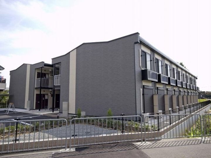 レオパレスフローラ須賀 2階建