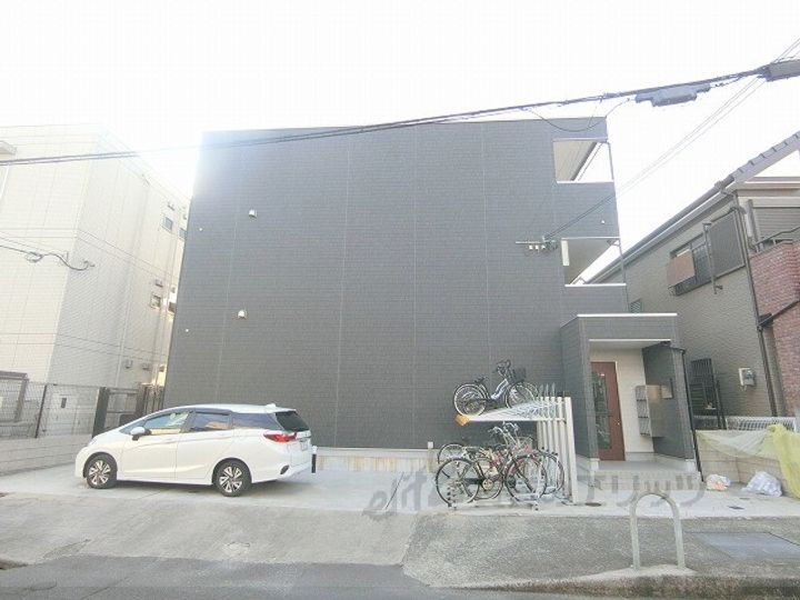 リブリ・ラゴーラ 3階建