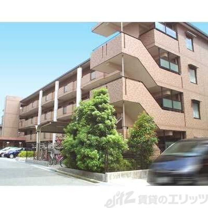サンスーシ南千里 4階建
