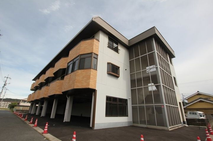 クレスト美の浜 3階建