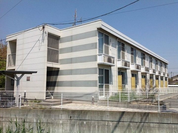 レオパレスラ・リヴィエラ 2階建