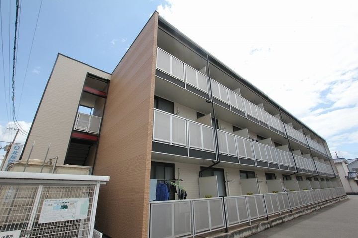 レオパレス秀 3階建
