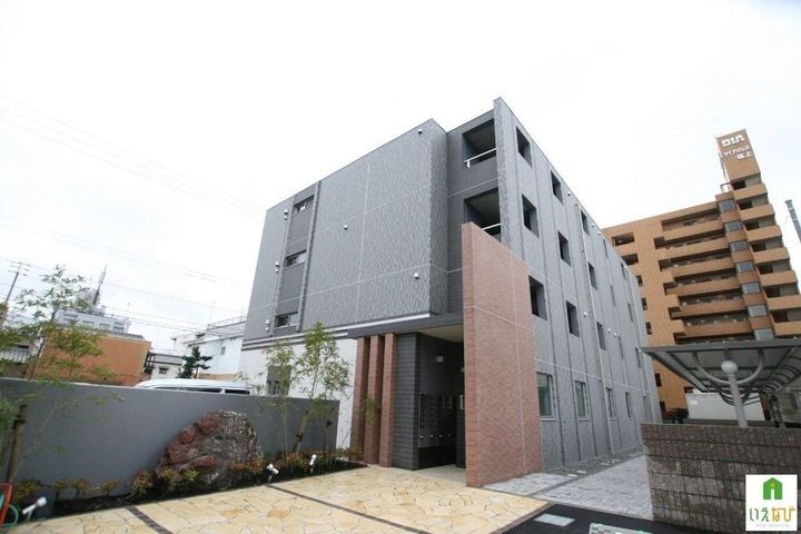 グランソレイユ 4階建
