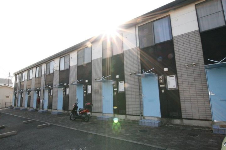 レオパレスレインボー 2階建