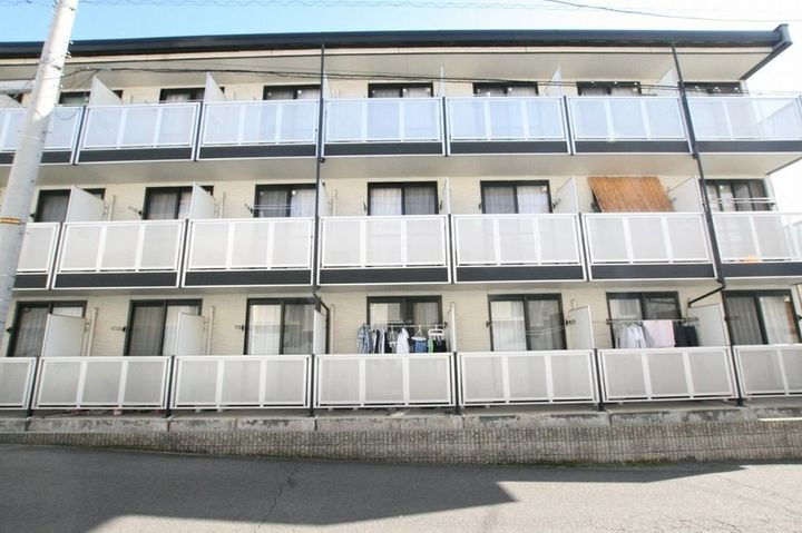 レオパレスアルブルヴィラージュ 3階建