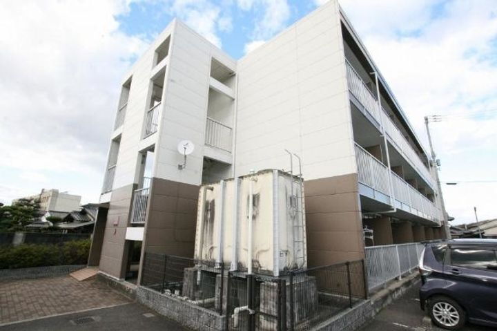 レオパレス川添 3階建