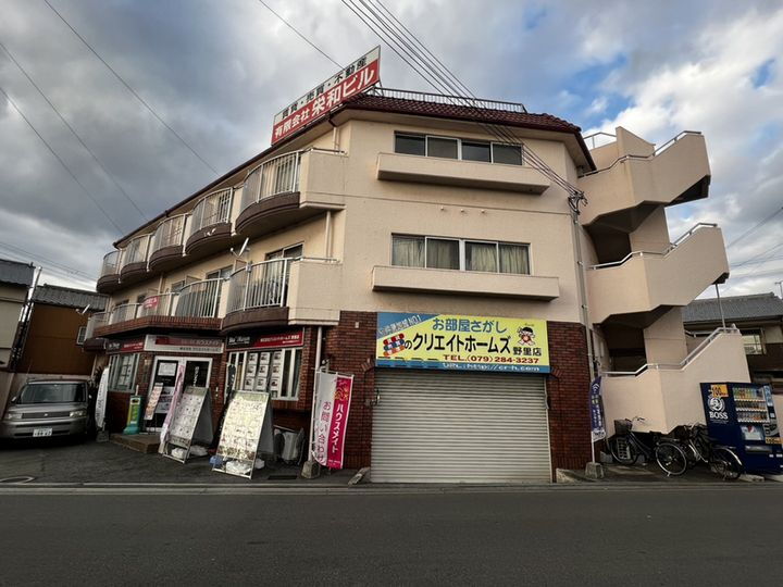 サンライズ栄和 3階建